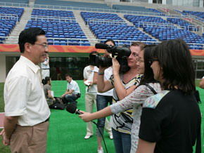 外交部和天津市聯(lián)合組織外國駐華記者赴天津采訪