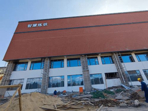 攀鋼智慧煉鐵控制中心項目 鋁板、鋁方通與鋁合金門窗安裝及體育場地鋪裝工程案例分析